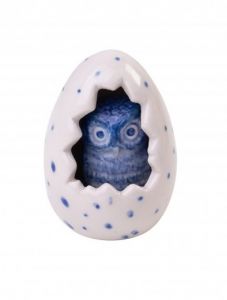 Miniatuur uil in gestippeld ei